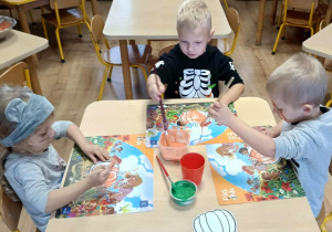 malowanie farbą rosnącą szablonu dyni