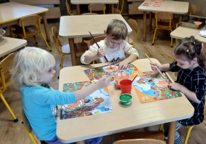 malowanie farbą rosnącą szablonu dyni