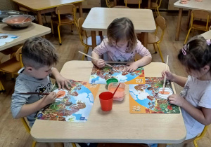 malowanie farbą rosnącą szablonu dyni