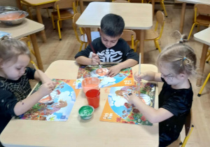 malowanie farbą rosnącą szablonu dyni