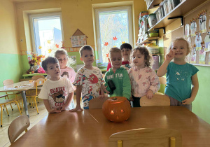 Dzieci podziwiają swoją dynię.