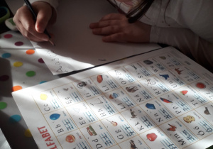 Marysia S z grupy VII pracuje nad kartą pracy