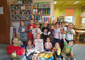 Dzieci z zebraną karmą dla zwierząt.