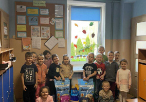 Dzieci z zebraną karmą dla zwierząt.