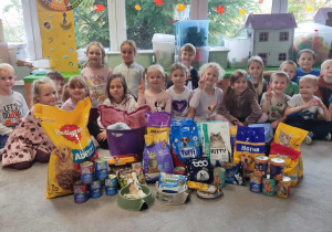 Dzieci z zebraną karmą dla zwierząt.