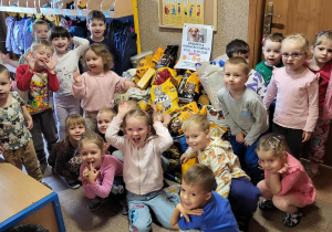 Dzieci z zebraną karmą dla zwierząt.