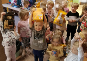 Dzieci z zebraną karmą dla zwierząt.