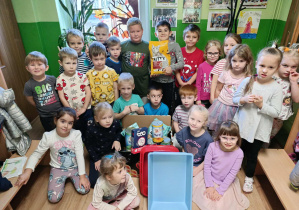 Dzieci z zebraną karmą dla zwierząt.