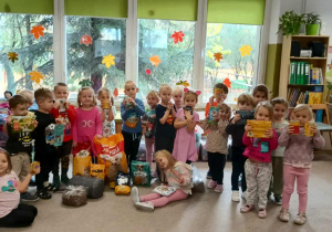 Dzieci z zebraną karmą dla zwierząt.