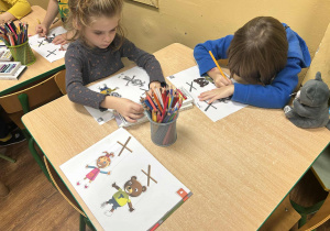 Dzieci wykonują karty pracy.