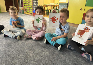 Dzieci pracują z kolorowymi obrazkami.