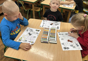 Dzieci wykonują karty pracy.