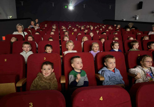 Dzieci na widowni czekają na seans.