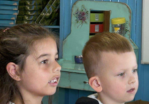 Dziewczynka i chłopiec z mikrofonem