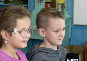 Dziewczynka i chłopiec z mikrofonem