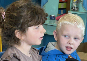 Dziewczynka i chłopiec z mikrofonem