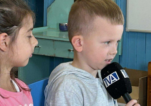 Dziewczynka i chłopiec z mikrofonem