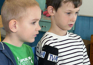 Dziewczynka i chłopiec z mikrofonem