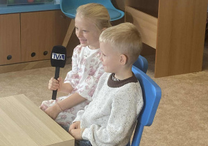 Dziewczynka i chłopiec z mikrofonem