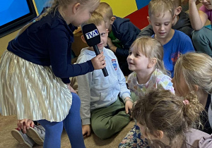 Dziewczynka zadaje pytania