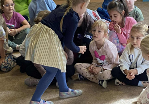 Dziewczynka zadaje pytania