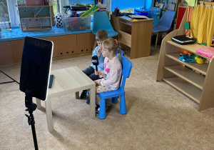 Dziewczynka i chłopiec z mikrofonem