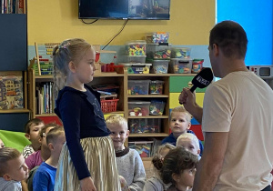 Redaktor przeprowadza wywiad