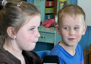 Dziewczynka i chłopiec z mikrofonem