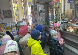 Dzieci oglądają wnętrze urzędu