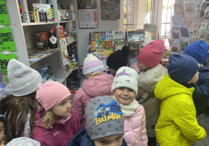 Dzieci oglądają wnętrze urzędu