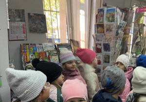 Dzieci oglądają wnętrze urzędu