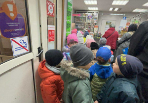 Dzieci oglądają wnętrze urzędu