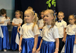 Dziewczynki recytują wiersze