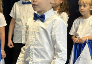 Chłopiec recytuje wiersz