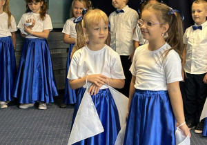 Dziewczynki recytują wiersze