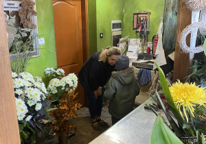 Chłopiec kupuje znicz