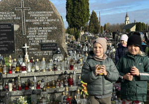 Dzieci trzymają lampki