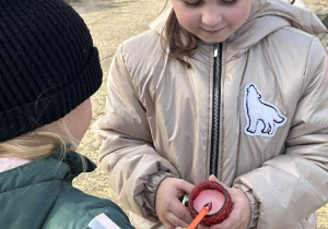 Dzieci zapalają lampki