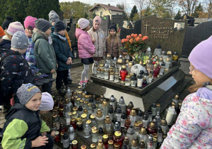 Dzieci stoją przed grobem