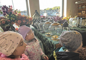 Dzieci oglądają kwiaciarnię