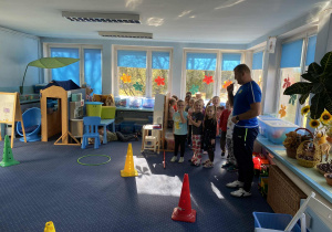 Dzieci pokonują tor przeszkód