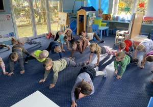 Dzieci wykonują ćwiczenia