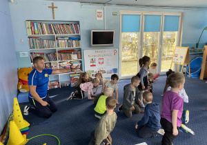 Dzieci wykonują ćwiczenia