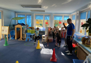 Dzieci pokonują tor przeszkód