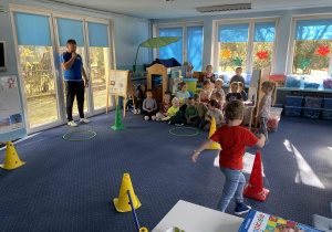 Dzieci pokonują tor przeszkód