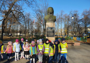Dzieci pod pomnikiem Tadeusza Kościuszki.