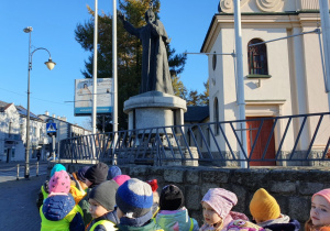 Dzieci pod pomnikiem Jana Pawła II.