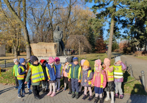 Dzieci pod pomnikiem Rafała Bratoszewskiego.