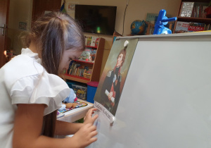 Dzieci poznają ciekawostki o Tadeuszu Kościuszce.