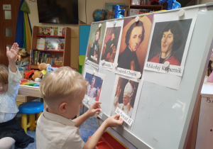 Dzieci poznają ciekawostki o wybranych Polakach.